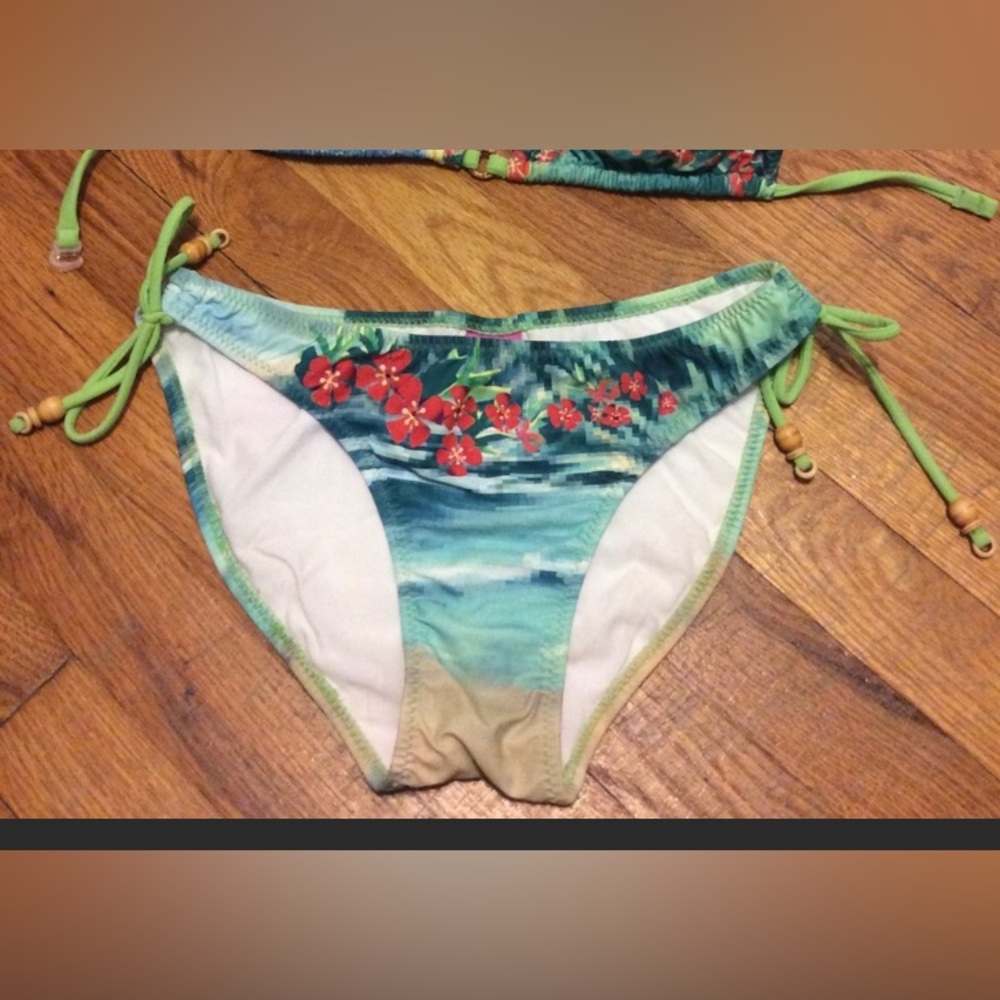 Cute beach bikini bottoms-runs small. Bottoms only